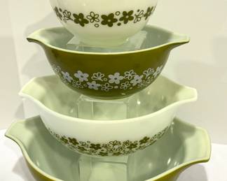 1970's Pyrex Spring Blossom Cinderella Nesting Bowls Set of 4. A fun retro set in good condition with light wear. 