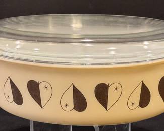 Vintage Pyrex Gold Hearts 2.5 Quart Casserole Dish. In overall good condition with light wear. 
