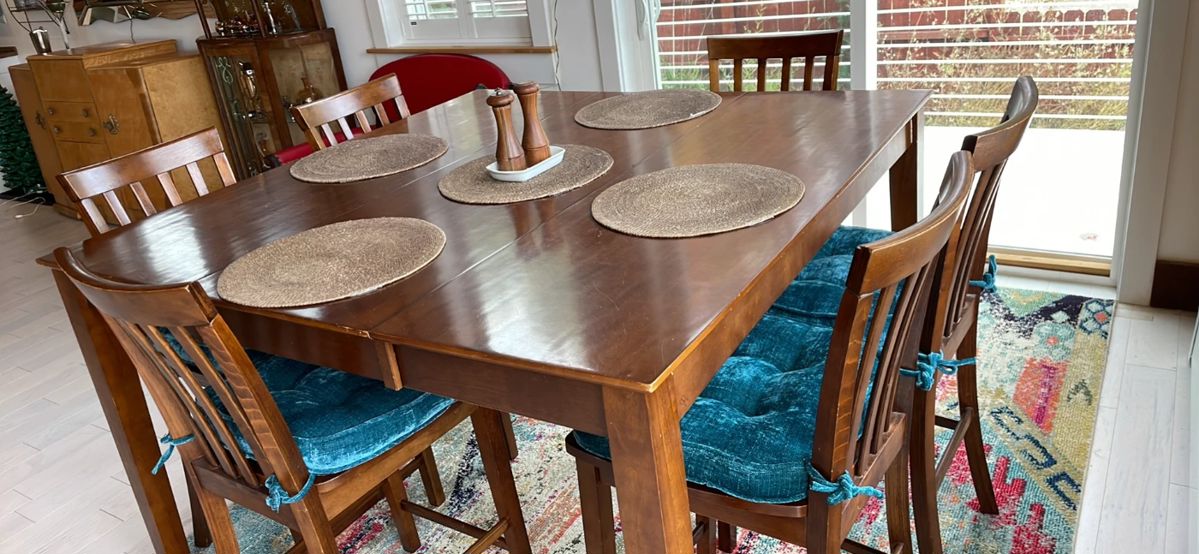 Beautiful Kitchen Table with 6 Chairs