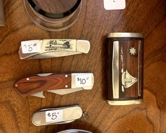 Collectables including pocketknives and other wooden trinket type items.