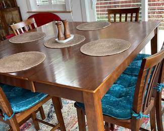Beautiful Kitchen Table with 6 Chairs