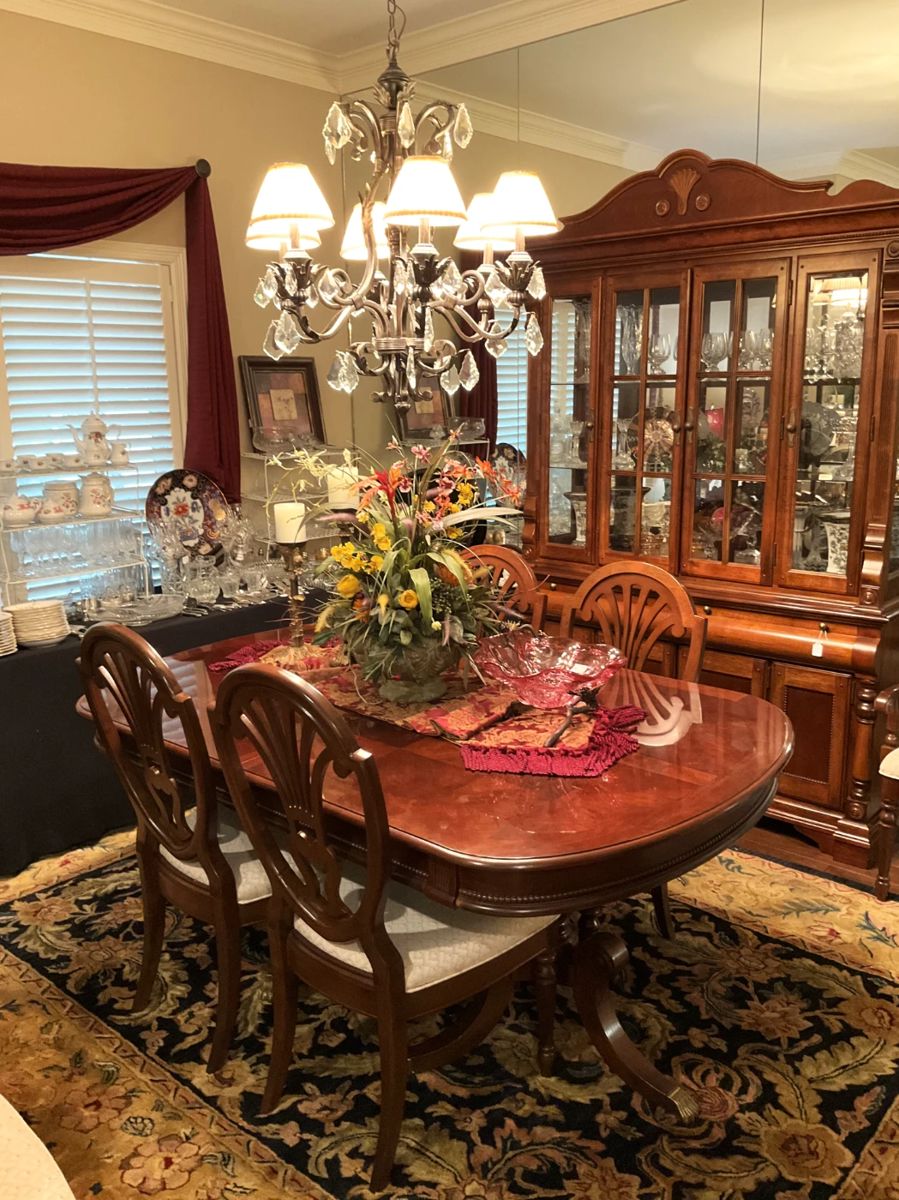 This beautiful dining table has leaves and a total of 8 dining chairs.