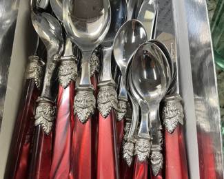 26 pieces of red-handled dinnerware