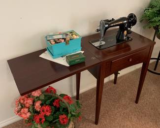 Very nice Singer sewing machine