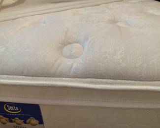 Like new Serta mattress 