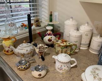 Tea pots, canister set