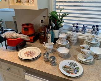 Dishes, fondue set