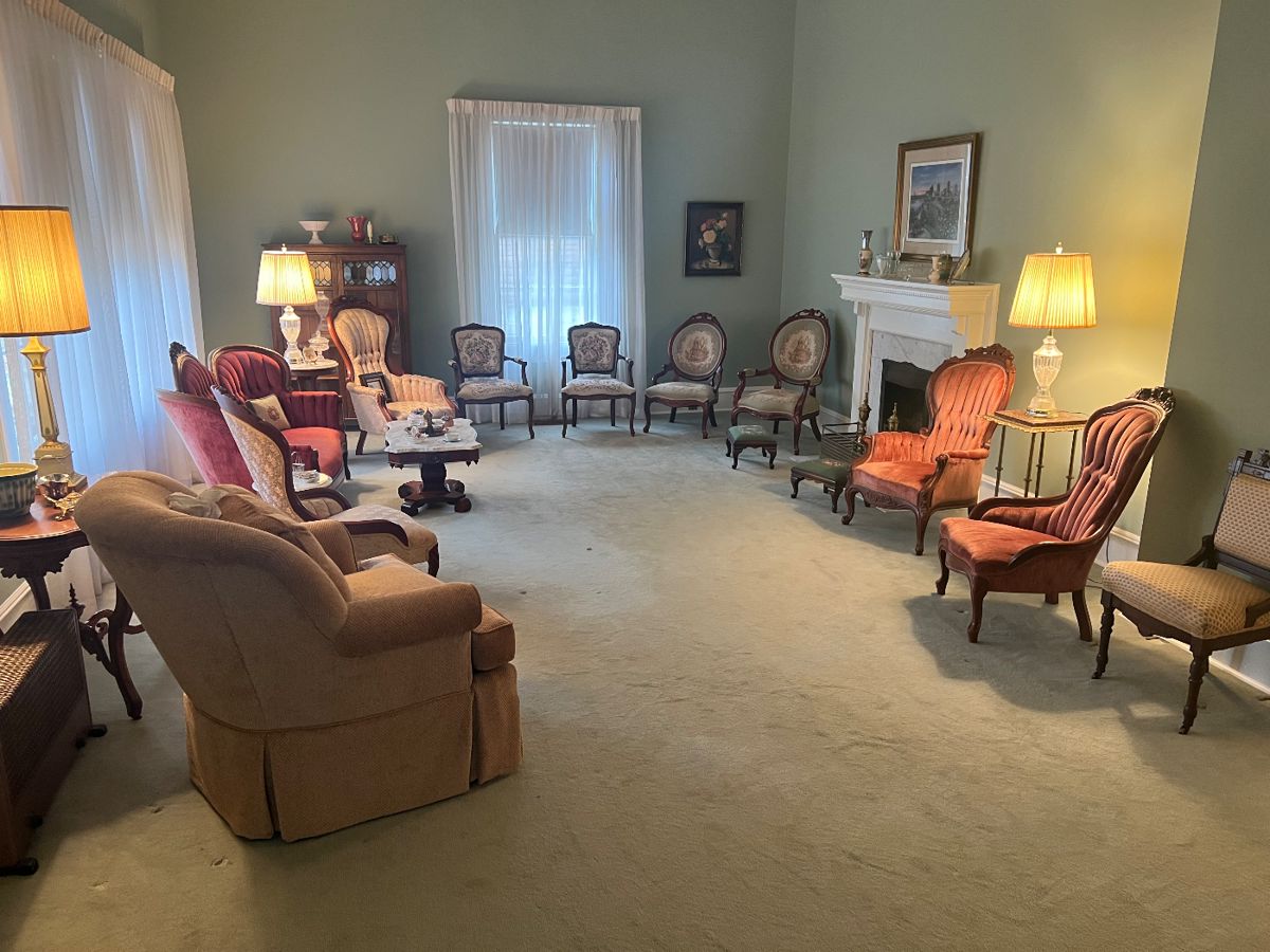 Large living room with like new antiques 