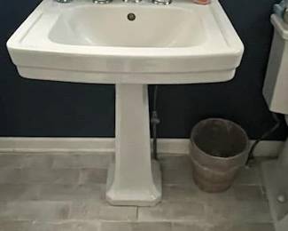 Pedestal sink