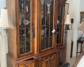 Vintage Tomlinson Colonial Style Hutch