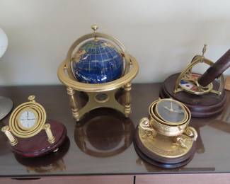 Collection og globes, kaliedascope and desk clocks.