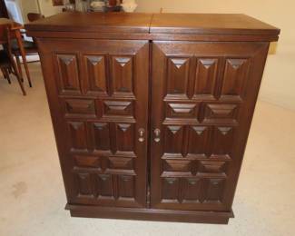 Portable rolling bar.