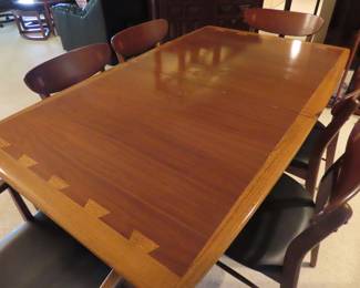 Lane dining table/6 chairs.
