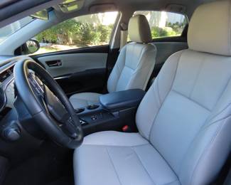 2015 Toyota Avalon. 8900 original miles. !!!!! Leather interior.