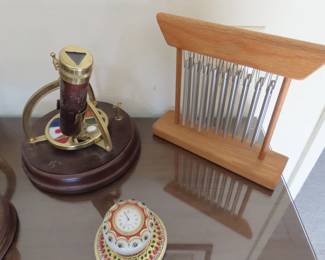 Collection og globes, kaliedascope and desk clocks.