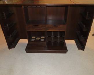 Portable rolling bar.