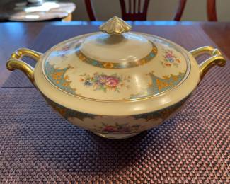 Meito Niles Covered Serving Bowl W/ Handles