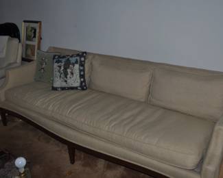 Nice traditional single cushion couch