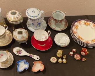 https://www.ebay.com/usr/agesagoestatesales CV1046 LOT OF CERAMIC AND PORCELAIN INCL TEACUPS, MINI TEASETS 25 PCS