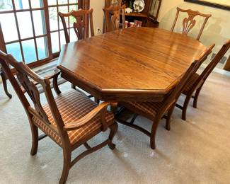 Ethan Allen dining table with six chairs two leaves and pads