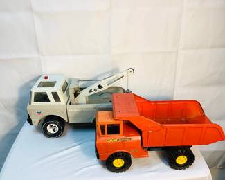 GRLE315 Tonka Tow Truck Nylint Dump Truck The Tonka Mighty Chevron Tow Truck comes with original driver figure. The tow hook moves up and down. The truck is approximately 17' Long x 12' Tall. The Vintage Nylubt Hydraulic Dump Truck can be operated by releasing the Hydro-Lever on the side - see video. The truck is approximately 17.5' Long x9' Tall.