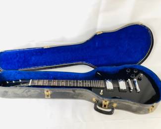 GRLE336 Horner Electric Guitar With Case There are a couple of chips and scratches on the guitar