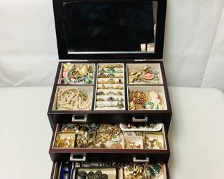 JUCR101 Moms Jewelry Box, FULL Large assortment, box is packed full. Some beautiful antique pieces.