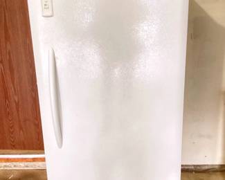 JETH951 Frigidaire Upright Freezer White Frigidaire upright freezer. 3 easy clean wire shelves, 1 pullout drawer and 5 door shelves. Adjustable temperature control, open door alarm Works. Key not included