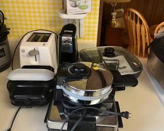 LOT OF VARIOUS SMALL KITCHEN APPLIANCES