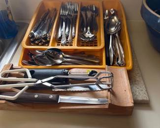 FLATWARE, ORGANIZER & CUTTING BOARD