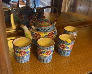 DECORATIVE TEAPOT & (4) CUPS