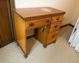 SEWING MACHINENA AND TABLE