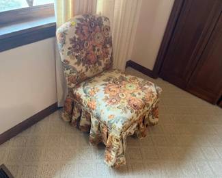 VINTAGE CHAIR
