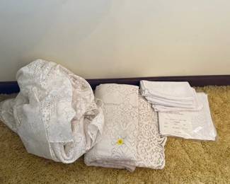 TABLECLOTHS AND NAPKINS