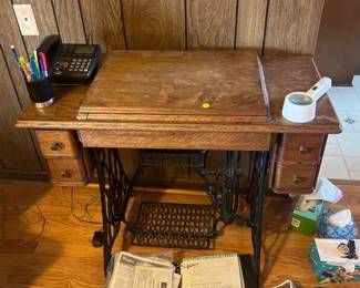 SINGER SEWING MACHINE TABLE