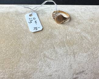 J6 - $75. 10kt gold ring. 2.3 grams. 