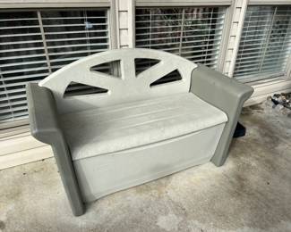 Rubbermaid bench w/storage