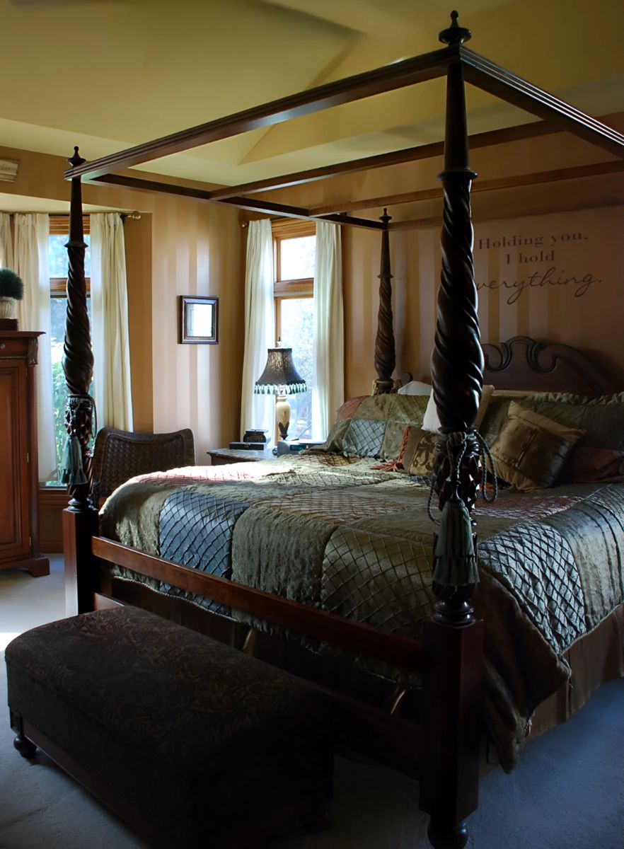 King size Pennsylvania House 4 post bed with optional removable canopy.  Shown in this picture with canopy on.  