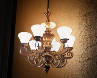 Beautiful gold 8 light chandelier.