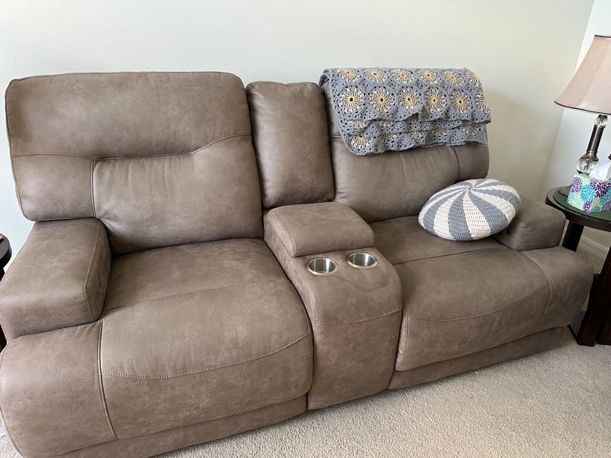 More Splendid Estate Sale in Ocala, FL starts on 11/9/2023