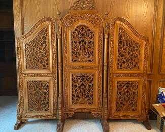 Elaborately carved 3d 3-panel woodscreen