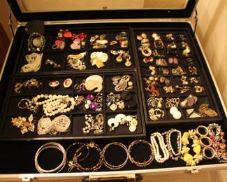 Jewelry, Earrings, Bracelets, Necklaces, Gold, Silver