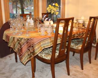 Beautiful Drexel Table and Chairs