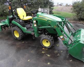 John Deere 1025R Diesel 4WD Utility Tractor with JD 120R Front-end Loader, ONLY 63 hours!