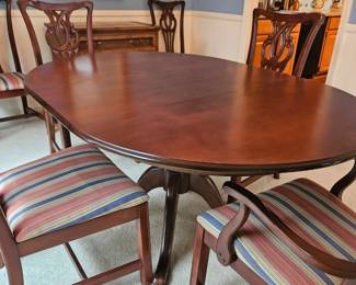 Mahogany dining table excellent condition with 6 chairs, additonal leave and table pads