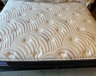 H24 - $475 - Queen Bed with adjustable platform base. Like new Sleepy's Reserve Plush mattress. 