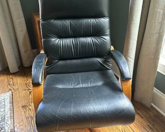 H16 - $75 - La Z Boy rolling office chair. Has some wear on arms. 