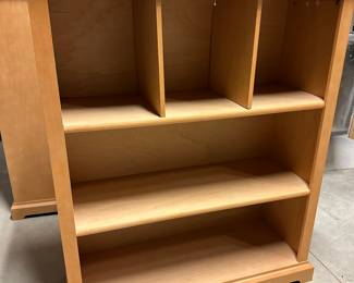 H109 - $12 cubby shelf - wiggly