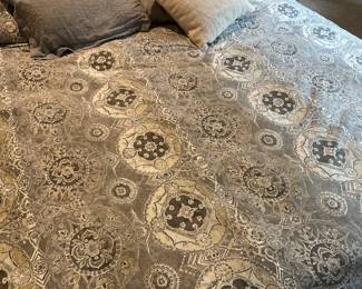 H59 - $85 - Pottery Barn King Size Duvet & Pillows. 