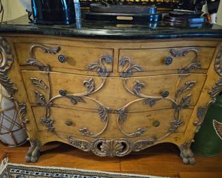 Vintage 1980s English style cabinet in amazing condition